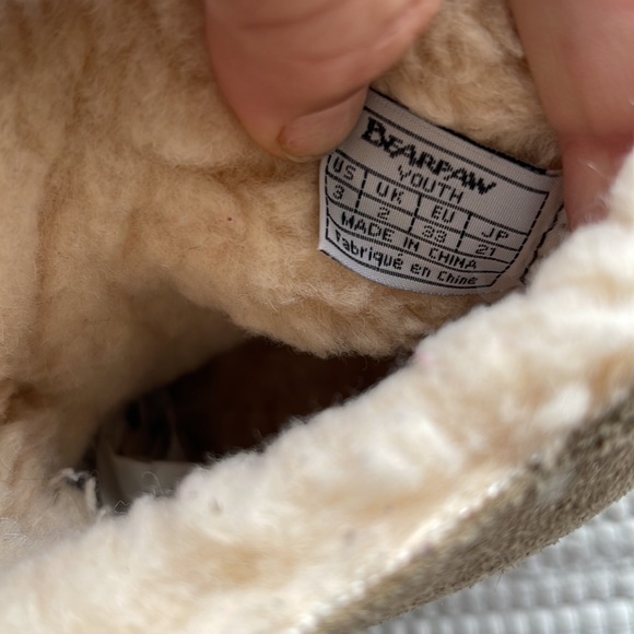 Youth BearPaw  boots size 3 Gold back tassels - Picture 5 of 7